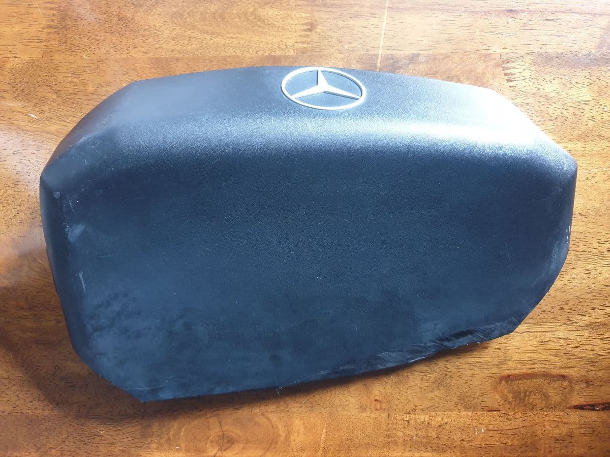 Mercedes-Benz M104980 engine plastic cover