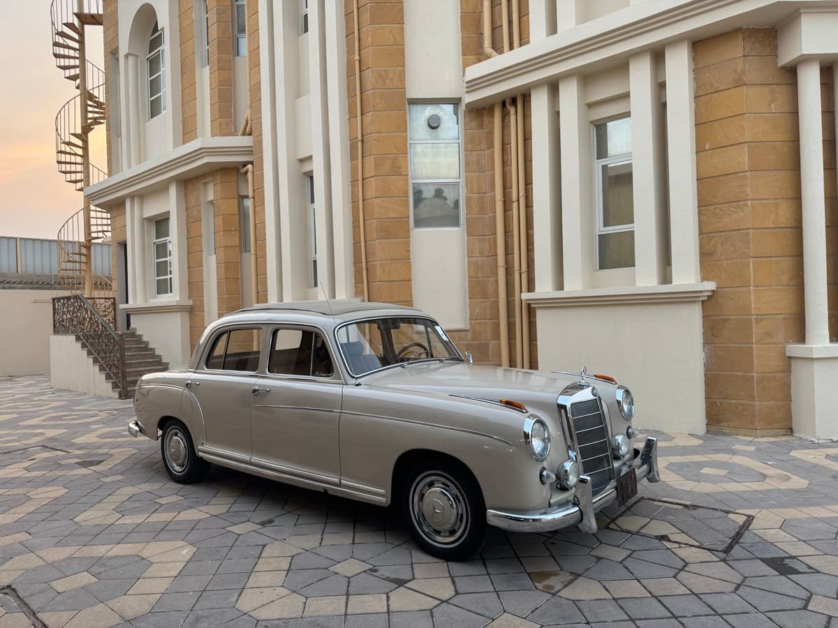 Mercedes-Benz 220S