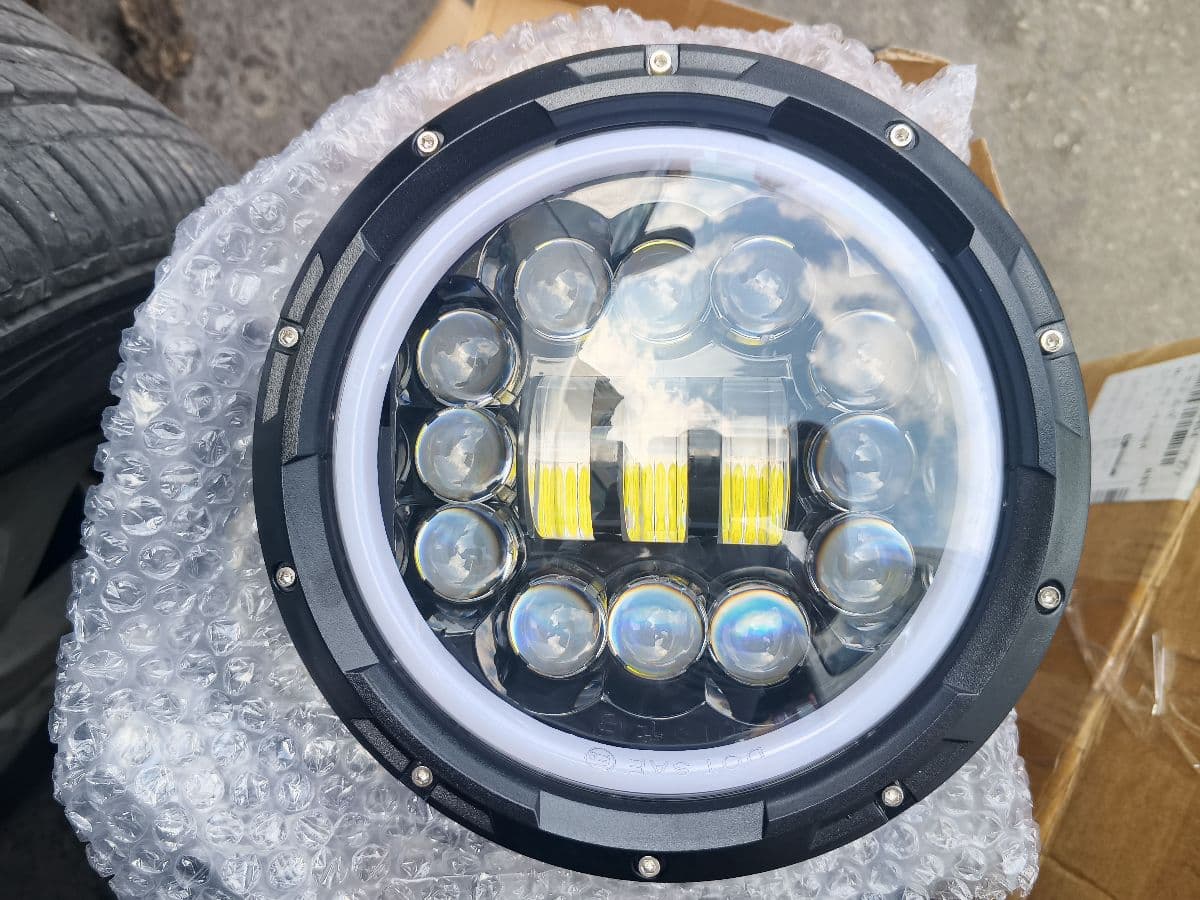 Head lights fit on wrangler; Pajero : Suzuki samurai ; lada . And it's universal