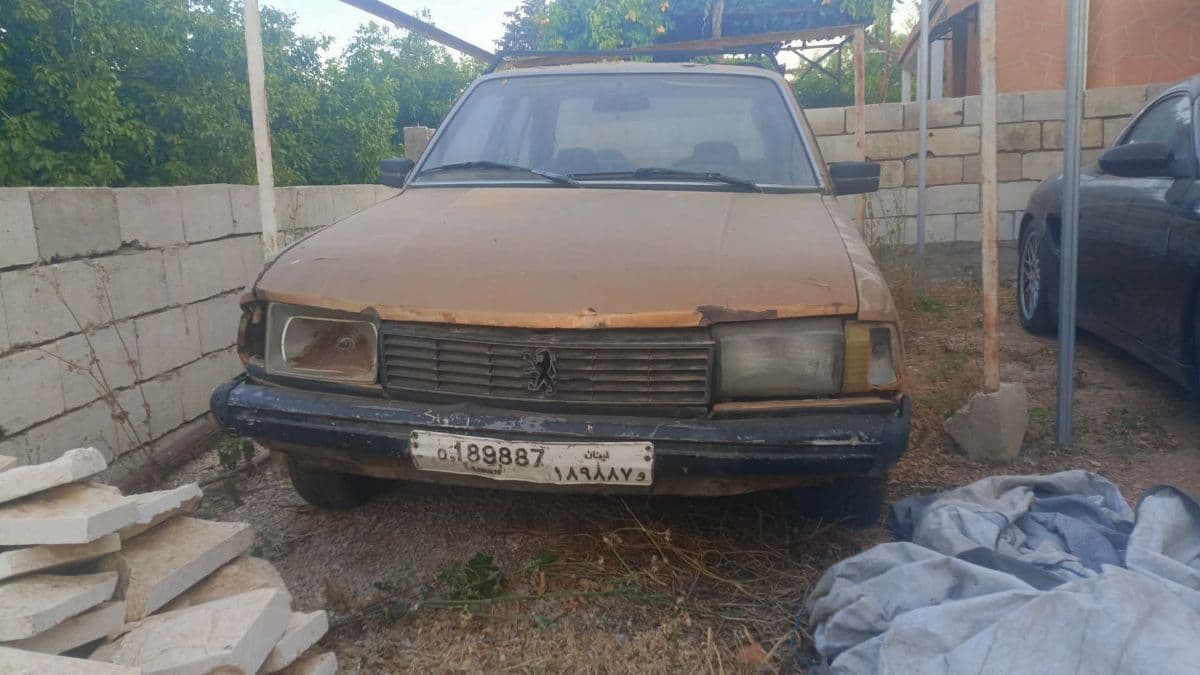 Peugeot 305