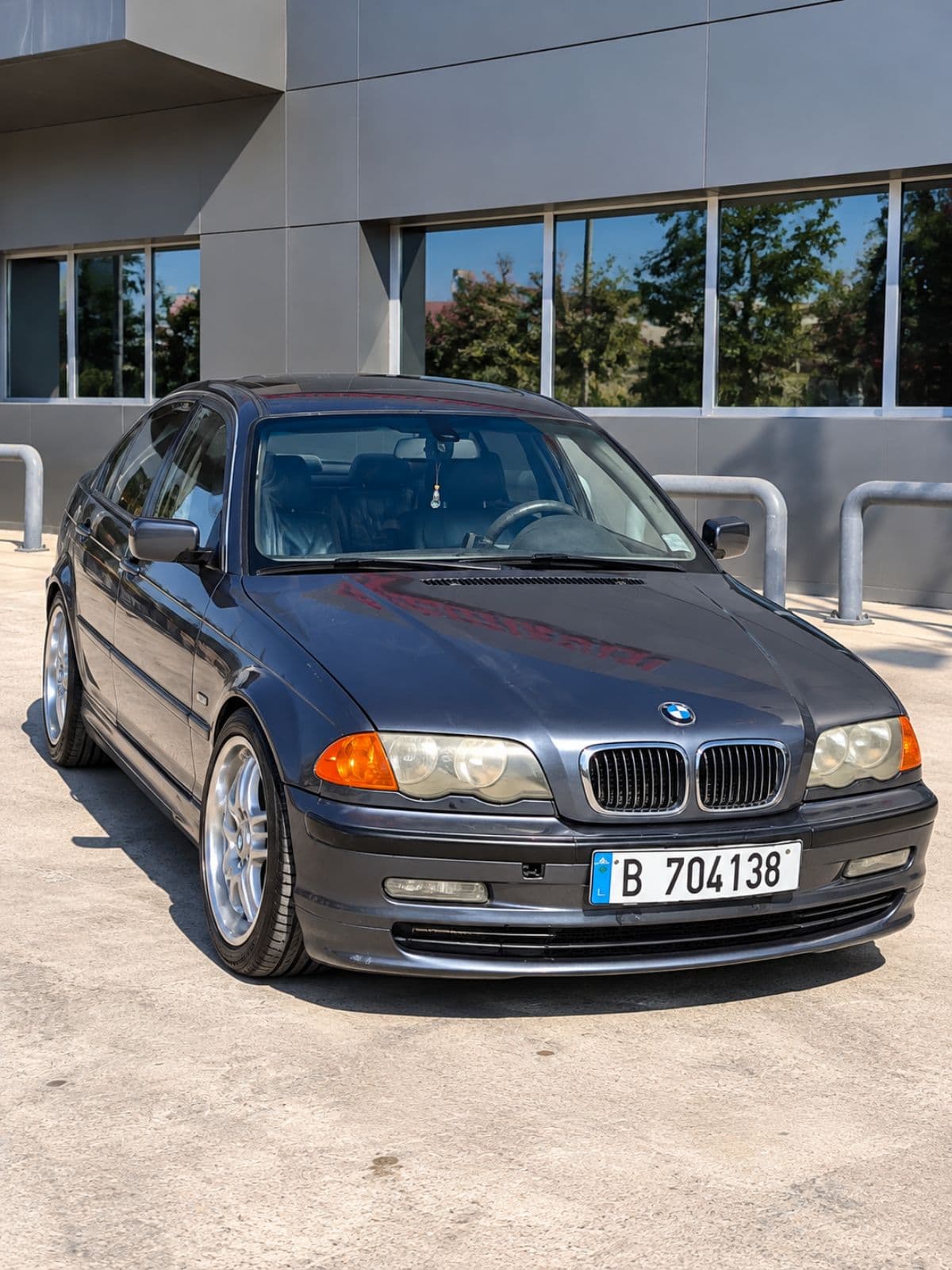 BMW 323i