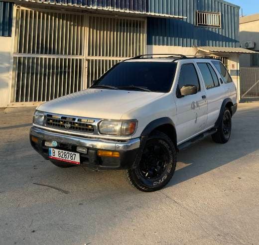 Nissan Pathfinder LE