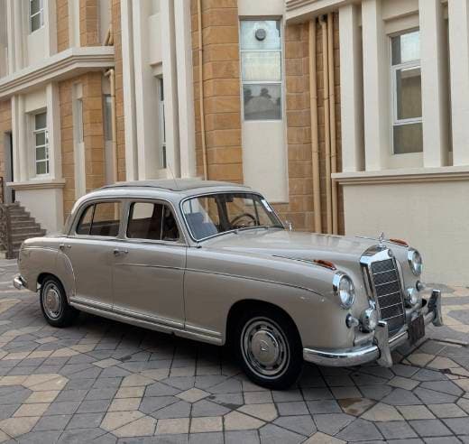 Mercedes-Benz 220S