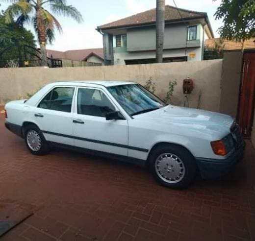Mercedes-Benz 230E